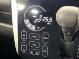【オートエアコン】一度お好みの温度に設定すれば、車内の温度を検知し風量や温度を自動で調整。暑い&hellip;寒い&hellip;と何度もスイッチ操作をする必要はありません。快適な車内空間には必須の機能ですね♪