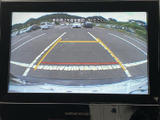 後方視界をクリアに映し出し、安全な駐車をサポートします。狭い場所でもスムーズな車庫入れが可能です。