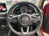 握りやすい形状で、運転操作をサポート。ステッチが施されたデザインが、スポーティな印象を与えます。