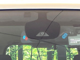 【エマージェンシーブレーキ】走行中に前方の車両等を認識し、衝突しそうな時は警報とブレーキで衝突回避と被害軽減をアシスト。より安全にドライブをお楽しみいただけます。