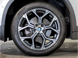 BMWの純正アロイホイールは軽量かつ強度にも優れているホイールで走行性能を引き上げる設計になっております。足元にもBMWは妥協がなくこだわっている個所になります。