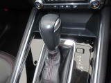 CX-5のシフトレバーです。MTモード付きの6ATで、しなやかな走りを支えます。また、足元にはフロアマットも装着済みです。