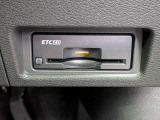 高速道路の料金所をスムーズに通過できるETC2.0車載器です。ビルトインタイプでインテリアにすっきりと収まっています。