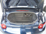 【トランク】間口は狭いですが、奥行きは意外と広いんです!オープン状態にしても、荷室内の容量に変化がないのが特徴です♪