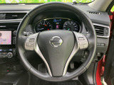 握りやすいステアリングは、長時間の運転でも疲れにくい設計です。操作性にも優れ、快適なドライビングをサポート。上質な触り心地も魅力です。