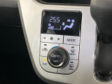 【オートエアコン】一度お好みの温度に設定すれば、車内の温度を検知し風量や温度を自動で調整。暑い&hellip;寒い&hellip;と何度もスイッチ操作をする必要はありません。快適な車内空間には必須の機能ですね♪