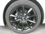 18インチ純正アルミホイールを装備。タイヤサイズは215/45R18となります。