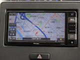 住所・電話番号・ジャンル・周辺施設などをスピード検索。もちろん自宅を登録しておくと、帰り道もクイック誘導。気になるあのスポットへ&hellip;ナビゲーションをセットして愛車と一緒にお出かけしてみませんか?