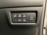 各種機能の切替スイッチは運転席パネル下に集約されています。任意で切り替え可能なため状況に合わせてお使いください。