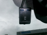 運転中の映像・音声などを記録して、交通事故やトラブルが起きた時の正確な状況把握に役立つドライブレコーダーが装着されています