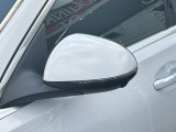 【LED内蔵ウィンカー】LEDとクロームの先進的なコントラストのミラーデザインに加え、後退時助手席側のミラーが自動で下方を向くリバースポジション機能も備えており実用性も兼ね備えています。