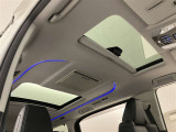車内が明るくなるムーンルーフも装備です。