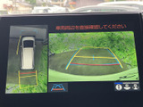 駐車時の安全性を高めるバックモニターです。周囲の状況を画面で確認できるので、狭い場所でもスムーズな駐車操作をサポートします。安心してお車を運転できます。