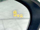 【ブラインドスポットモニタリング】走行中、ドアミラーの死角になりやすい箇所に後続車が接近するとサイドミラー付近に警告を表示、ドライバーに注意喚起をしてくれます。