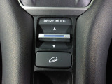 レバーを上下に操作する事で4つのモードを選択できるDRIVE MODEスイッチ、急な下り坂や滑りやすい路面でブレーキを一定の低速を保って走行するのを支援するヒルディセントコントロールスイッチです。