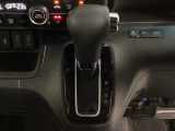 CVT車のセレクトレバーです。低速から高速まで、変速ショックのないスムーズな走りを実現するとともに、エンジン効率のよい領域を維持することで燃費にも貢献します。