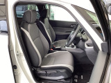フロント広々、セパレートシートの運転席は、ハイトアジャスターが付いているので、快適にドライブができます。ハンドルはテレスコピック機能で、ハンドル位置を上・下・手前・奥に調節できます。