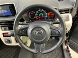 握り心地の良いステアリングは、運転の楽しさを向上させます。操作性にも優れ、スムーズなドライビングをサポートします。
