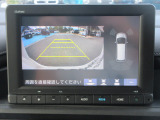 リバースギア連動のバックカメラが付いています。画面に鮮やかに写りますので夜間や雨の日も安心してバックできますね。人気装備の一つです。