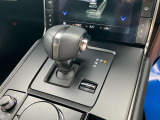 MX-30ではエレキシフトを採用。様々なシーンで迷いなくシフト操作ができるよう、一般的なAT車の操作方法としつつ、シンプルなシフトパターンとしています。