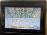 【バックカメラ】駐車時に後方がリアルタイム映像で確認できます。大型商業施設や立体駐車場での駐車時や、夜間のバック時に大活躍!運転スキルに関わらず、今や必須となった装備のひとつです!