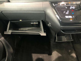 車検証入れになどにも使える便利な収納BOXあります。