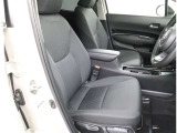 包み込むようなホールド感のあるシートでお車の操作性だけでなく、運転中の疲れも軽減!長時間の運転やお体をしっかりサポートします!
