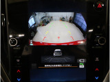 後方映像を11.6インチディスプレイに表示し、ステアリング連動ガイドラインが駐車をサポート。さらに後退時はリヤ4センサーが障害物を検知し、必要に応じてブレーキが作動します。