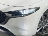 【LEDヘッドライト】悪天候や夜間走行時も良好な視界を確保し安心して運転できる高輝度LEDヘッドライトを装備!点灯速度が早く、消費電力も抑えられています。