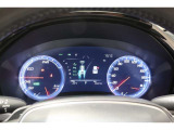 様々な情報を表示するマルチインフォメーションディスプレイ搭載。お洒落で見やすい二眼式のメーターです