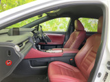 ドライバー視点からの眺めも良好。操作しやすい配置で、運転に集中できます。快適なドライビングをサポートする機能が充実しています。