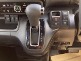 シフトはインパネシフト、パーキングブレーキは電子制御なので運転席と助手席の間はすっきりしています。