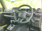 運転席は、シンプルで機能的なデザイン。運転に必要な情報を視認しやすく配置。快適なドライビングをサポートします。広々とした空間です。