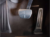 【ペダル】BMWはオルガン式アクセルペダルを採用しています。踏み込む足とペダルが同じ軌跡を描くため、かかとがずれにくく、アクセルコントロールがよりしやすくなるメリットがあります。