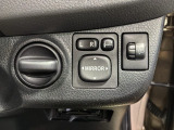 狭い駐車場で便利な電動格納ドアミラーが付いています。