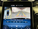 【全方位型モニター】クルマを上空から見下ろしているかのように、直感的に周囲の状況を把握できる全方位型モニター。狭い場所での駐車でも周囲が映像で確認できます。