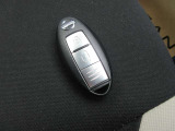 〔インテリジェントキー〕機械的に鍵を開閉するのではなく、バックやポケットの中に持っているだけで開閉やエンジン始動なども可能なインテリジェントキーシステムです(スペアキ-付き)