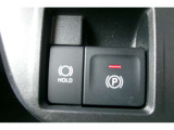 「P」ポジションに入れると自動で作動。「HOLD」スイッチを押し、システムONの状態にしておくことで、渋滞や信号待ちなどでブレーキを踏んで停車したときにブレーキを保持。アクセルを踏むと解除。