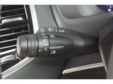 ヘッドライトスイッチは左側のウインカーレバーに装備されます。