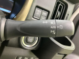 操作しやすい位置に配置されたウインカーレバーです。オート機能も搭載で、運転操作をサポートします。安全確認を怠らず、スムーズな車線変更を。