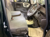 【ベンチシート】運転席と助手席の移動もスムーズ!狭い駐車場での乗り降りや、お子様の乗り降りにも便利です。座席の間にコンソールボックスやドリンクホルダーがないため、車内空間が広く感じます。