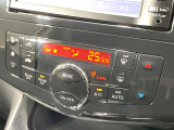 【オートエアコン】一度お好みの温度に設定すれば、車内の温度を検知し風量や温度を自動で調整。暑い&hellip;寒い&hellip;と何度もスイッチ操作をする必要はありません。快適な車内空間には必須の機能ですね♪