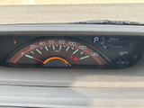 視認性の高いメーターで、走行状況をしっかり把握。運転に必要な情報を一目で確認でき、安全運転をサポートします。