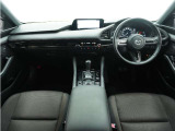 ◆インテリアパネル◆視界広々で非常に運転しやすくロングドライブでも疲れを感じさせないすっきりとまとまったインパネ周りです。