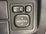 【電動格納ミラー】サイドミラーは電動格納式となっており、狭い駐車場でもキズがつくリスクを抑えられます。
