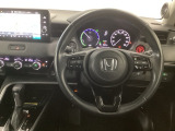【ハンドル】運転にかかわる様々な操作を安全に行えるように視点移動が少なく操作性に配慮されたスイッチ類が凝縮されたコックピットです。