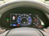 洗練されたデザインのメーターが、運転の楽しさを引き立てます。必要な情報を一目で確認でき、運転に集中できます。視認性も高く、見やすいです。