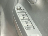 【電動格納ミラー】サイドミラーは電動格納式となっており、狭い駐車場でもキズがつくリスクを抑えられます。