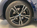 BMWの純正アロイホイールは軽量かつ強度にも優れているホイールで走行性能を引き上げる設計になっております。足元にもBMWは妥協がなくこだわっている個所になります。