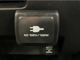 車載バッテリーからのDC電源を、AC100Vに変換して家電製品を車内で使えるようにしたコンセント付き電圧変換器付きです!!
